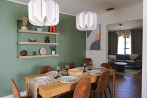 Modern Oasis, King Bed Pet Friendly 10m to Beach